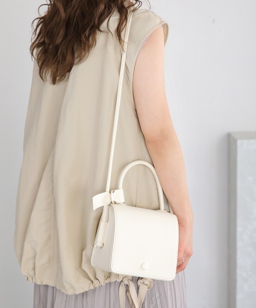 Bab(バブ)の「スクエアショルダーバッグ(ハンドバッグ・レディース・ブラック/ベージュ/アイボリー/キャメル・ONESIZE)」の2枚目の写真