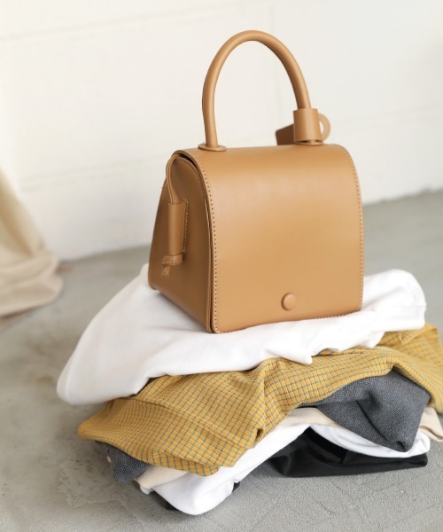 Bab(バブ)の「スクエアショルダーバッグ(ハンドバッグ・レディース・ブラック/ベージュ/アイボリー/キャメル・ONESIZE)」の5枚目の写真