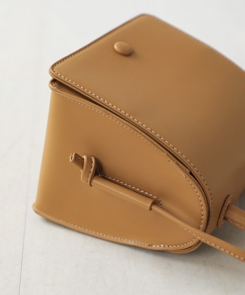 Bab(バブ)の「スクエアショルダーバッグ(ハンドバッグ・レディース・ブラック/ベージュ/アイボリー/キャメル・ONESIZE)」の17枚目の写真