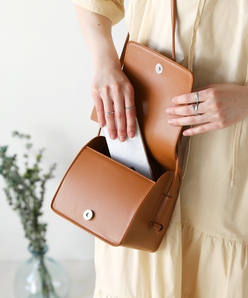 Bab(バブ)の「スクエアショルダーバッグ(ハンドバッグ・レディース・ブラック/ベージュ/アイボリー/キャメル・ONESIZE)」の10枚目の写真