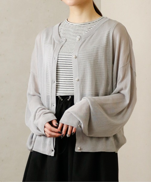 Per sist ence(パーシエンス)の「Per sist ence/パーシエンス パールボタンシアーニットカーデ(カーディガン/ボレロ・レディース・グレー/オフホワイト/ブラック・FREE)」の1枚目の写真