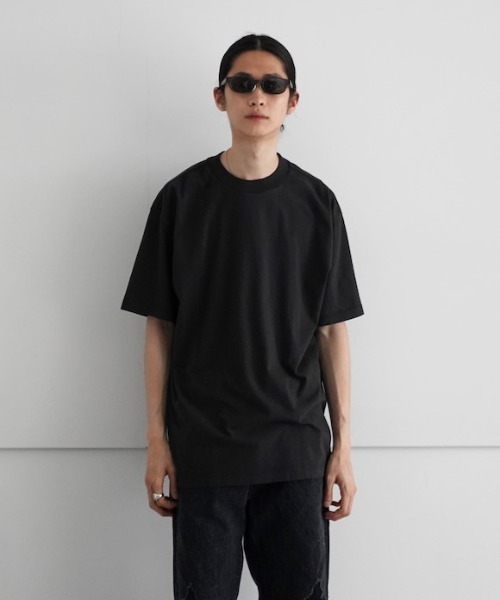 saby（サバイ）の「saby WIDE NECK TEE <MADE BY FRUIT OF THE LOOM>（Tシャツ/カットソー・メンズ・ブラック/ホワイト・1/2）」の2枚目の写真