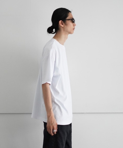 saby（サバイ）の「saby WIDE NECK TEE <MADE BY FRUIT OF THE LOOM>（Tシャツ/カットソー・メンズ・ブラック/ホワイト・1/2）」の3枚目の写真
