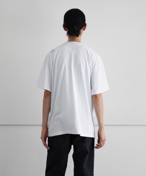 saby（サバイ）の「saby WIDE NECK TEE <MADE BY FRUIT OF THE LOOM>（Tシャツ/カットソー・メンズ・ブラック/ホワイト・1/2）」の4枚目の写真