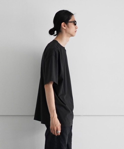 saby（サバイ）の「saby WIDE NECK TEE <MADE BY FRUIT OF THE LOOM>（Tシャツ/カットソー・メンズ・ブラック/ホワイト・1/2）」の6枚目の写真