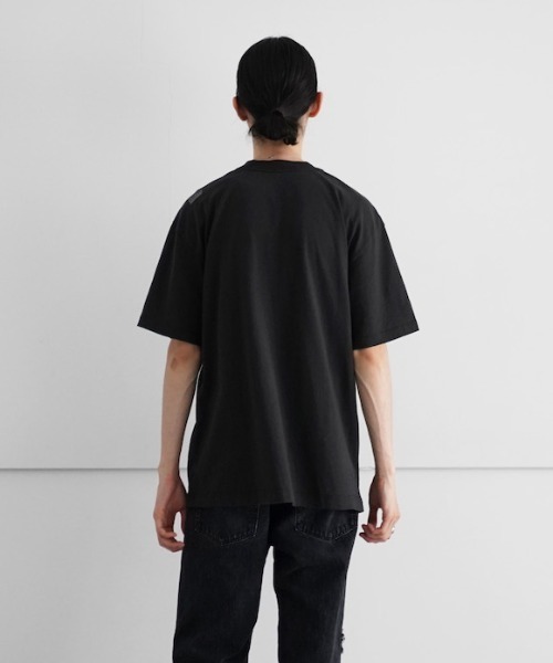 saby（サバイ）の「saby WIDE NECK TEE <MADE BY FRUIT OF THE LOOM>（Tシャツ/カットソー・メンズ・ブラック/ホワイト・1/2）」の7枚目の写真