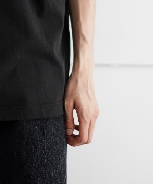 saby（サバイ）の「saby WIDE NECK TEE <MADE BY FRUIT OF THE LOOM>（Tシャツ/カットソー・メンズ・ブラック/ホワイト・1/2）」の9枚目の写真