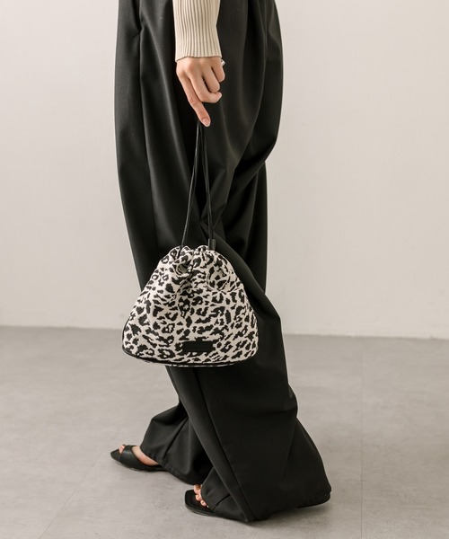 loti(ロティ)の「loti アニマル巾着ショルダー(ショルダーバッグ・レディース・ベージュ/チャコールグレー・ONE SIZE)」の2枚目の写真