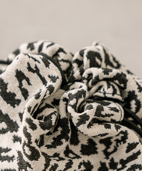 loti(ロティ)の「loti アニマル巾着ショルダー(ショルダーバッグ・レディース・ベージュ/チャコールグレー・ONE SIZE)」の9枚目の写真