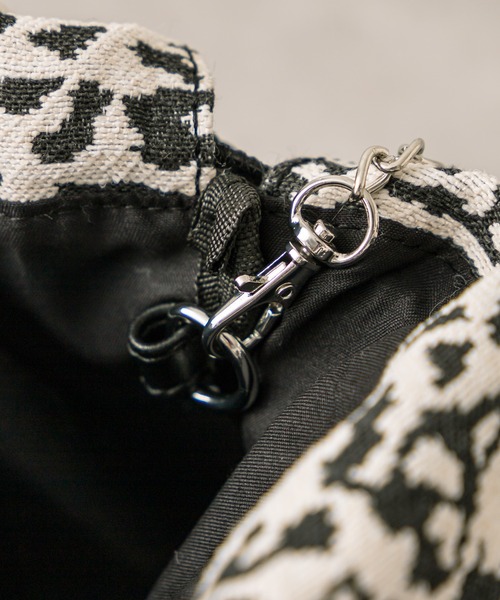 loti(ロティ)の「loti アニマル巾着ショルダー(ショルダーバッグ・レディース・ベージュ/チャコールグレー・ONE SIZE)」の13枚目の写真