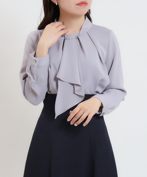 ASTORIA ODIER（アストリアオディール）の「パール＆金具使いボウタイブラウス（シャツ/ブラウス・レディース・ブルーグリーン/ホワイト/ホワイト×ブラック/ベージュ/ピンクベージュ/ラベンダー/チャコールグレー・MEDIUM/LARGE/SMALL）」の6枚目の写真