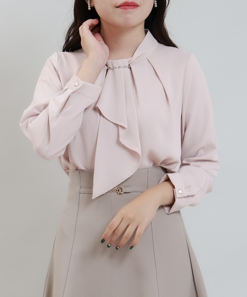 ASTORIA ODIER（アストリアオディール）の「パール＆金具使いボウタイブラウス（シャツ/ブラウス・レディース・ブルーグリーン/ホワイト/ホワイト×ブラック/ベージュ/ピンクベージュ/ラベンダー/チャコールグレー・MEDIUM/LARGE/SMALL）」の7枚目の写真