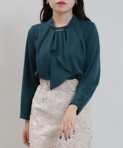 ASTORIA ODIER（アストリアオディール）の「パール＆金具使いボウタイブラウス（シャツ/ブラウス・レディース・ブルーグリーン/ホワイト/ホワイト×ブラック/ベージュ/ピンクベージュ/ラベンダー/チャコールグレー・MEDIUM/LARGE/SMALL）」の5枚目の写真