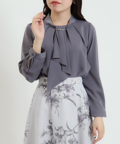 ASTORIA ODIER（アストリアオディール）の「パール＆金具使いボウタイブラウス（シャツ/ブラウス・レディース・ブルーグリーン/ホワイト/ホワイト×ブラック/ベージュ/ピンクベージュ/ラベンダー/チャコールグレー・MEDIUM/LARGE/SMALL）」の3枚目の写真