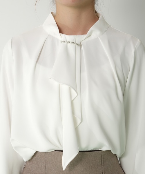 ASTORIA ODIER（アストリアオディール）の「パール＆金具使いボウタイブラウス（シャツ/ブラウス・レディース・ブルーグリーン/ホワイト/ホワイト×ブラック/ベージュ/ピンクベージュ/ラベンダー/チャコールグレー・MEDIUM/LARGE/SMALL）」の14枚目の写真