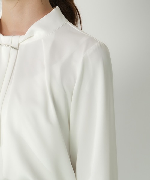 ASTORIA ODIER（アストリアオディール）の「パール＆金具使いボウタイブラウス（シャツ/ブラウス・レディース・ブルーグリーン/ホワイト/ホワイト×ブラック/ベージュ/ピンクベージュ/ラベンダー/チャコールグレー・MEDIUM/LARGE/SMALL）」の20枚目の写真