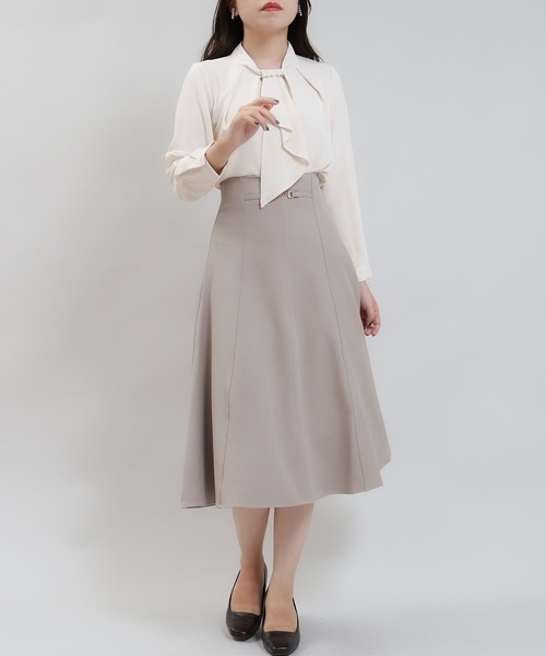 ASTORIA ODIER（アストリアオディール）の「パール＆金具使いボウタイブラウス（シャツ/ブラウス・レディース・ブルーグリーン/ホワイト/ホワイト×ブラック/ベージュ/ピンクベージュ/ラベンダー/チャコールグレー・MEDIUM/LARGE/SMALL）」の9枚目の写真