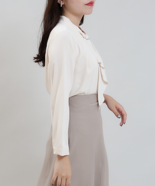 ASTORIA ODIER（アストリアオディール）の「パール＆金具使いボウタイブラウス（シャツ/ブラウス・レディース・ブルーグリーン/ホワイト/ホワイト×ブラック/ベージュ/ピンクベージュ/ラベンダー/チャコールグレー・MEDIUM/LARGE/SMALL）」の8枚目の写真