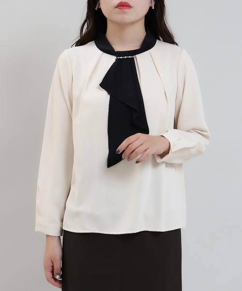 ASTORIA ODIER（アストリアオディール）の「パール＆金具使いボウタイブラウス（シャツ/ブラウス・レディース・ブルーグリーン/ホワイト/ホワイト×ブラック/ベージュ/ピンクベージュ/ラベンダー/チャコールグレー・MEDIUM/LARGE/SMALL）」の11枚目の写真