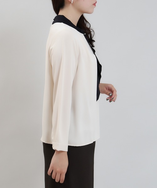 ASTORIA ODIER（アストリアオディール）の「パール＆金具使いボウタイブラウス（シャツ/ブラウス・レディース・ブルーグリーン/ホワイト/ホワイト×ブラック/ベージュ/ピンクベージュ/ラベンダー/チャコールグレー・MEDIUM/LARGE/SMALL）」の12枚目の写真