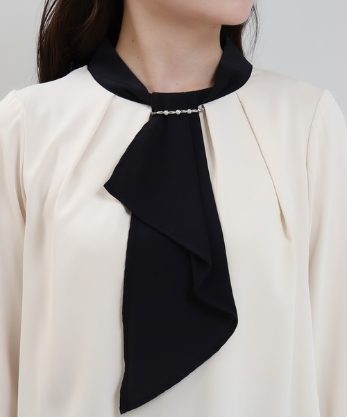 ASTORIA ODIER（アストリアオディール）の「パール＆金具使いボウタイブラウス（シャツ/ブラウス・レディース・ブルーグリーン/ホワイト/ホワイト×ブラック/ベージュ/ピンクベージュ/ラベンダー/チャコールグレー・MEDIUM/LARGE/SMALL）」の15枚目の写真