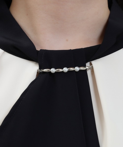 ASTORIA ODIER（アストリアオディール）の「パール＆金具使いボウタイブラウス（シャツ/ブラウス・レディース・ブルーグリーン/ホワイト/ホワイト×ブラック/ベージュ/ピンクベージュ/ラベンダー/チャコールグレー・MEDIUM/LARGE/SMALL）」の18枚目の写真