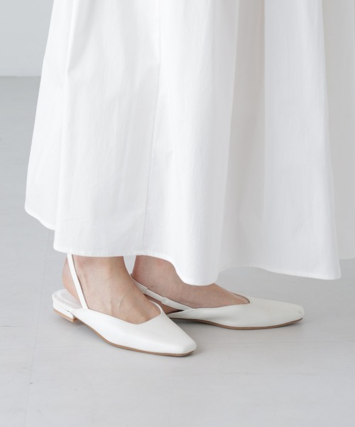 NANO universe（ナノユニバース）の「バックストラップスクエアトゥサンダル（サンダル・レディース・ホワイト/ゴールド・36/38/37）」の2枚目の写真