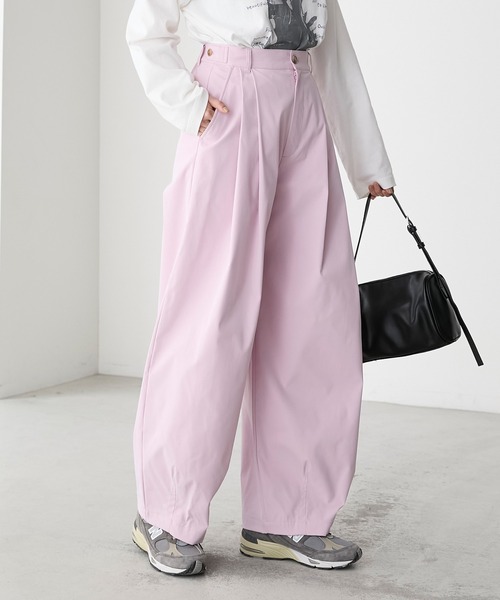 forksy.（フォルクシー）の「【forksy.】タックボリュームクラウンパンツ（スラックス・レディース・グレイッシュベージュ/ダークグレー/ピンク/ライトブルー・L/M）」の4枚目の写真