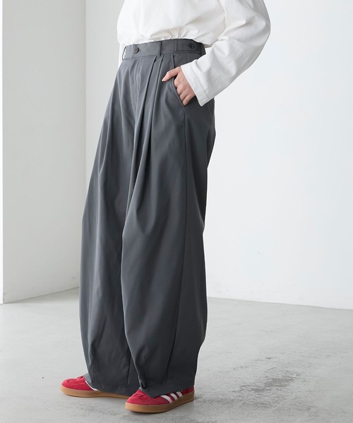 forksy.（フォルクシー）の「【forksy.】タックボリュームクラウンパンツ（スラックス・レディース・グレイッシュベージュ/ダークグレー/ピンク/ライトブルー・L/M）」の8枚目の写真