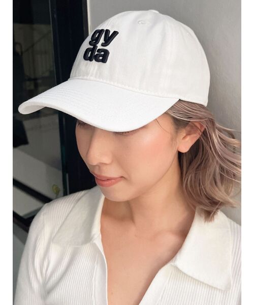 GYDA(ジェイダ)の「Square gyda embroideryキャップ(キャップ・レディース・オフホワイト/レッド/ブラック・FREE)」の2枚目の写真