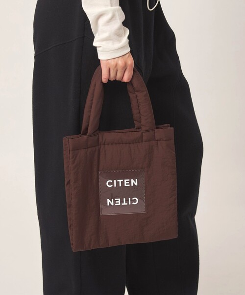 CITEN(シテン)の「<CITEN>パデッド クリア ロゴ トート S(トートバッグ・レディース・ホワイト/オレンジ/グレー/ブラック/オリーブ/シルバー/ライトブルー/ワインレッド/ライトグレー/コバルトブルー/イエロー/レッド/ライトピンク/ケリーグリーン/ライラック/ブラウン系・FREE)」の5枚目の写真