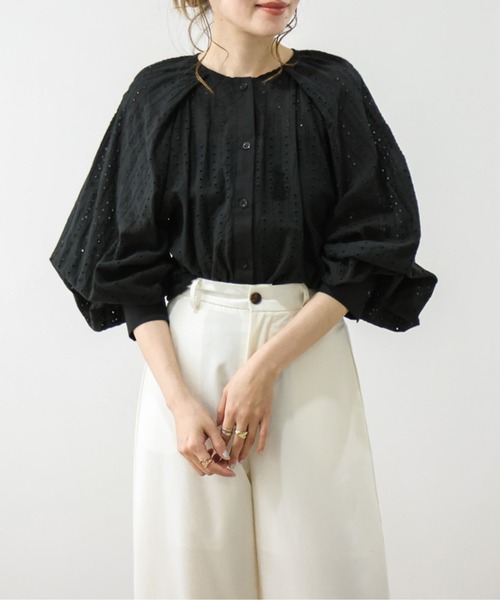 AMELY(エミリー)の「ドットカットワークブラウス(シャツ/ブラウス・レディース・ブラック/ホワイト・フリー)」の2枚目の写真