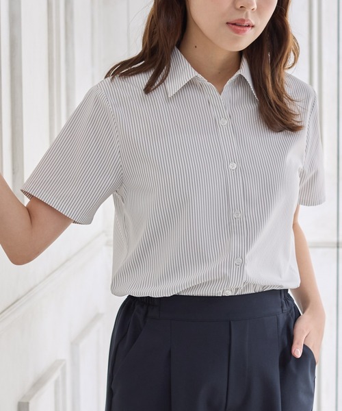 Honeys（ハニーズ）の「半袖スキッパーシャツ（ビジネスシャツ・レディース・ホワイト×グレー/ライトブルー/ピンク系その他/ホワイト/ブルー系その他・S/M/L/LL/3L）」の2枚目の写真