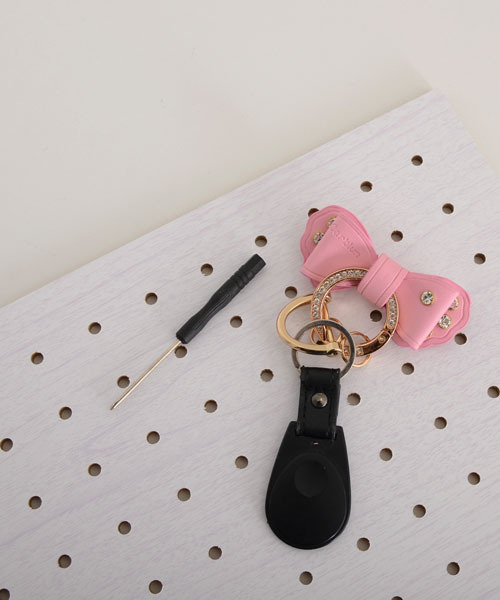 TONE SELECT GOODS（トーンセレクトグッズ）の「【float】リボン ゴールドリング ラインストーン キーリング/キーケース【6色展開】（キーケース/キーアクセサリー・レディース・オフホワイト/ブラック/ブルーグレー/ライトピンク/モスグリーン/レッド・FREE）」の2枚目の写真