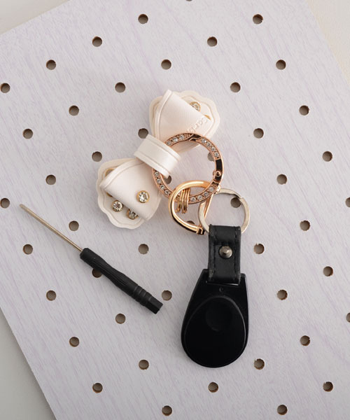 TONE SELECT GOODS（トーンセレクトグッズ）の「【float】リボン ゴールドリング ラインストーン キーリング/キーケース【6色展開】（キーケース/キーアクセサリー・レディース・オフホワイト/ブラック/ブルーグレー/ライトピンク/モスグリーン/レッド・FREE）」の3枚目の写真