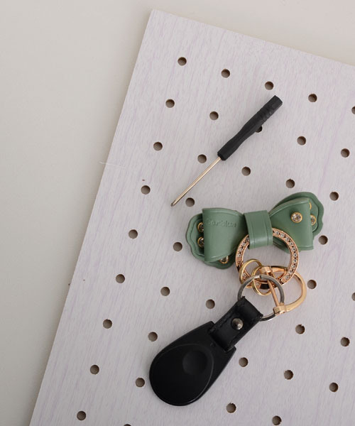 TONE SELECT GOODS（トーンセレクトグッズ）の「【float】リボン ゴールドリング ラインストーン キーリング/キーケース【6色展開】（キーケース/キーアクセサリー・レディース・オフホワイト/ブラック/ブルーグレー/ライトピンク/モスグリーン/レッド・FREE）」の11枚目の写真