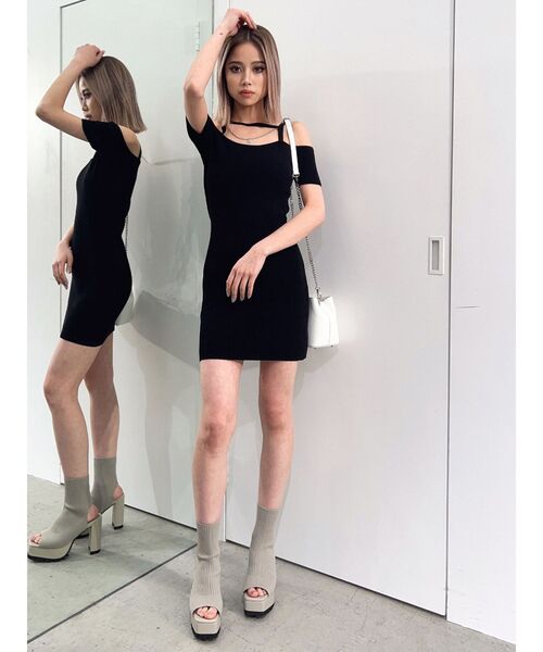 GYDA(ジェイダ)の「デコルテストラップラインニットワンピース(ワンピース・レディース・ベージュ/ブラック・FREE)」の21枚目の写真