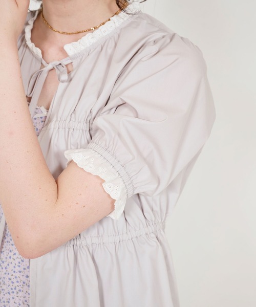 TINA:JOJUN(ティーナジョジュン)の「フロントリボン ドロストブラウス TINA:JOJUN(シャツ/ブラウス・レディース・ホワイト/ライトグレー・M)」の20枚目の写真
