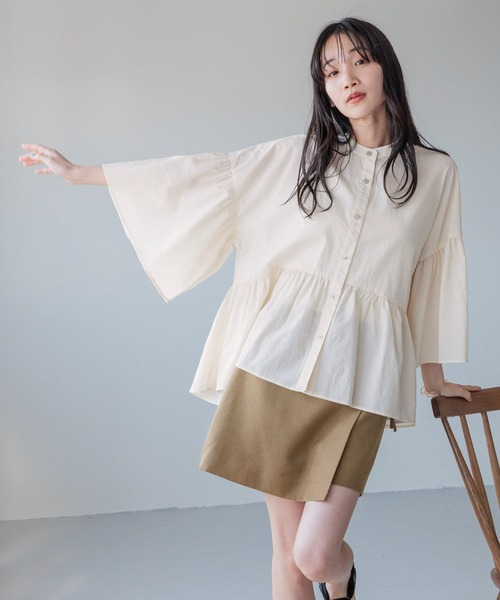 LOWRYS FARM(ローリーズファーム)の「バンドカラーフレアスリーブ8S 116611(シャツ/ブラウス・レディース・ブラック/ダークブラウン/ピンク/アイボリー/ブルー・FREE)」の2枚目の写真