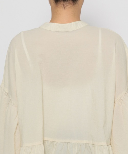 LOWRYS FARM(ローリーズファーム)の「バンドカラーフレアスリーブ8S 116611(シャツ/ブラウス・レディース・ブラック/ダークブラウン/ピンク/アイボリー/ブルー・FREE)」の15枚目の写真