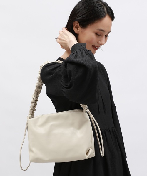 LAKOLE（ラコレ）の「2WAYギャザーショルダーバッグ / 145310（ショルダーバッグ・レディース・アイボリー/ブラック/ベージュ・FREE）」の9枚目の写真
