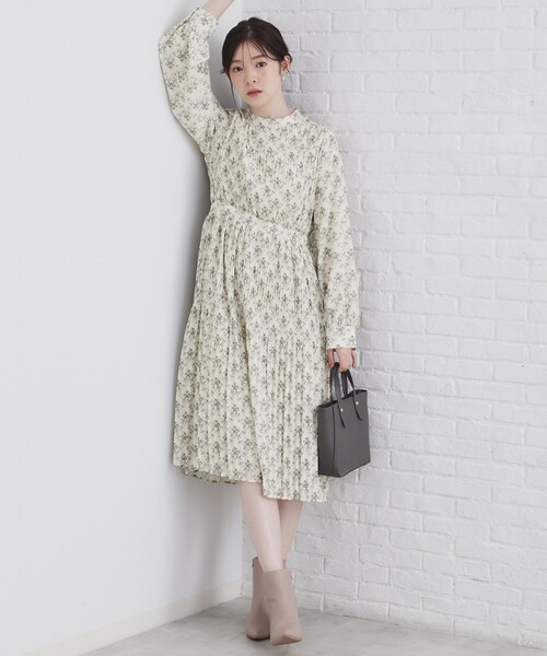 index（インデックス）の「◆マジョリカプリーツ小花柄ワンピース【洗濯機洗い可】（ワンピース・レディース・ダークブラウン系/アイボリー系/ネイビー系・36/38/40/42）」の6枚目の写真