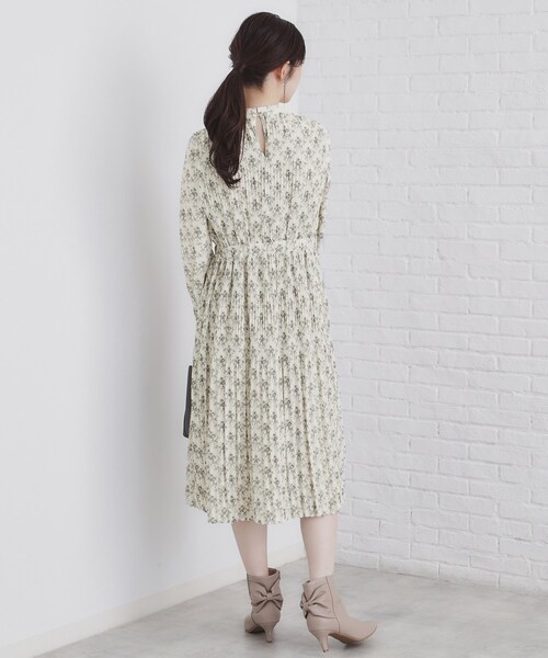 index（インデックス）の「◆マジョリカプリーツ小花柄ワンピース【洗濯機洗い可】（ワンピース・レディース・ダークブラウン系/アイボリー系/ネイビー系・36/38/40/42）」の7枚目の写真