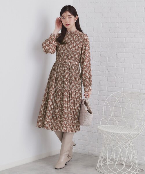 index（インデックス）の「◆マジョリカプリーツ小花柄ワンピース【洗濯機洗い可】（ワンピース・レディース・ダークブラウン系/アイボリー系/ネイビー系・36/38/40/42）」の10枚目の写真