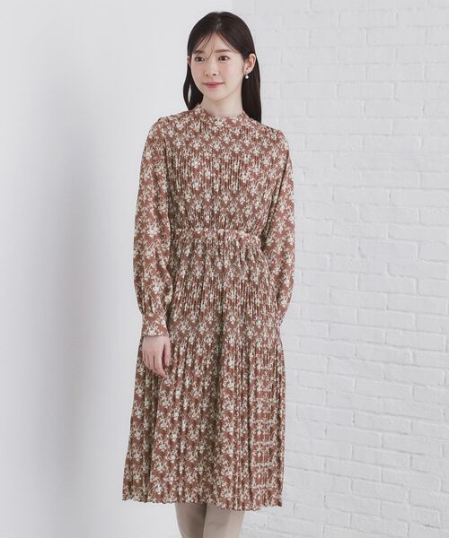 index（インデックス）の「◆マジョリカプリーツ小花柄ワンピース【洗濯機洗い可】（ワンピース・レディース・ダークブラウン系/アイボリー系/ネイビー系・36/38/40/42）」の16枚目の写真
