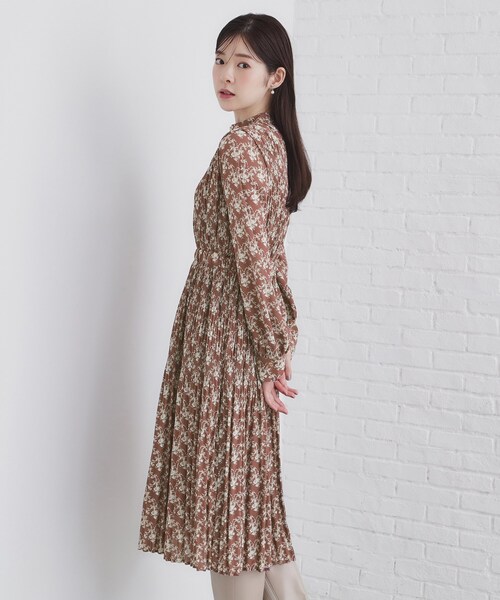 index（インデックス）の「◆マジョリカプリーツ小花柄ワンピース【洗濯機洗い可】（ワンピース・レディース・ダークブラウン系/アイボリー系/ネイビー系・36/38/40/42）」の17枚目の写真