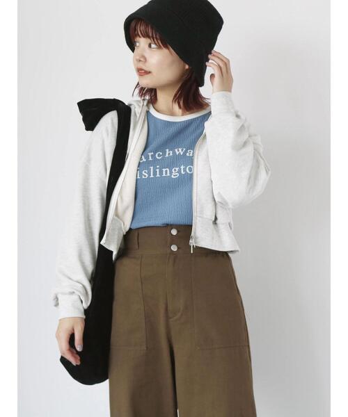 ehka sopo(エヘカソポ)の「ワンポイント刺繍ショート丈ジップパーカー(Tシャツ/カットソー・レディース・キナリ/グレー/ブルー/モカ・F)」の2枚目の写真