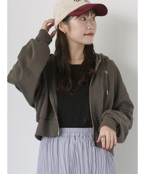 ehka sopo(エヘカソポ)の「ワンポイント刺繍ショート丈ジップパーカー(Tシャツ/カットソー・レディース・キナリ/グレー/ブルー/モカ・F)」の4枚目の写真