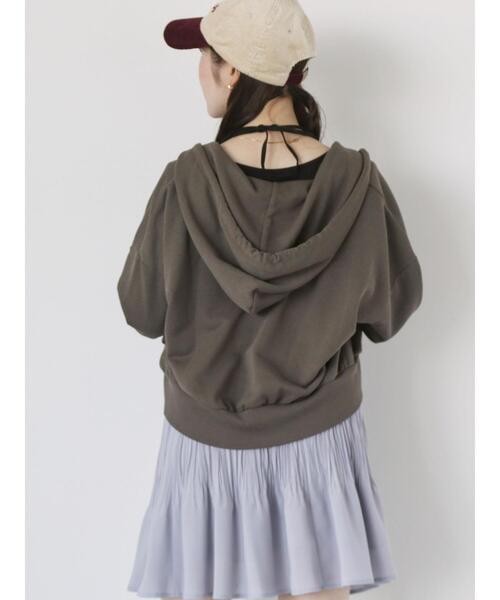 ehka sopo(エヘカソポ)の「ワンポイント刺繍ショート丈ジップパーカー(Tシャツ/カットソー・レディース・キナリ/グレー/ブルー/モカ・F)」の13枚目の写真