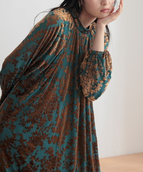 Neina（ネイナ）の「ベロアオパールワンピースドレス 大きいサイズ有 〔Neina〕（ドレス・レディース・ブラック系/ブラウン系・M/L/LL/3L）」の22枚目の写真